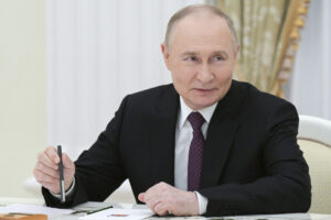 Putin bude Trumpa vodiť za nos približne do jesene, tvrdí politický analytik