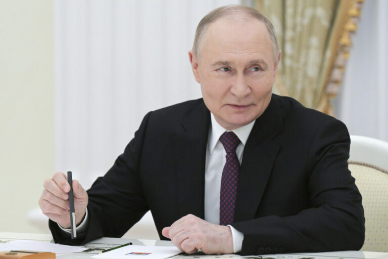 Putin bude Trumpa vodiť za nos približne do jesene, tvrdí politický analytik