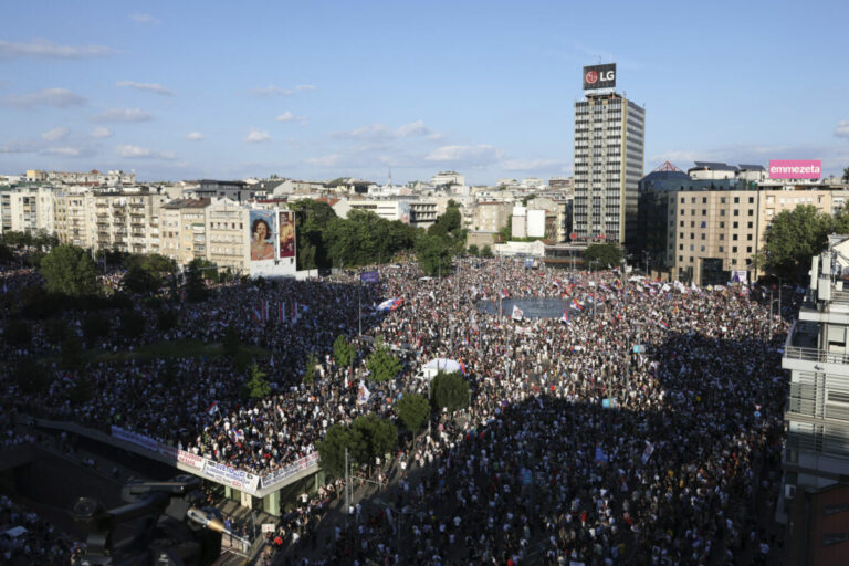 V Srbsku protestovalo až 140-tisíc ľudí, študenti a verejnosť požadujú predčasné voľby a reagujú na tragédiu – FOTO