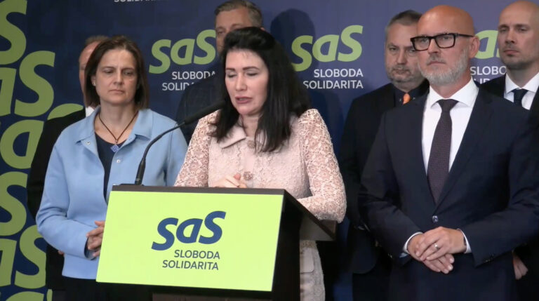 Fico chce podľa SaS prekryť zlyhania zmenou ústavy. Gröhling varuje pred tichým odchodom z Únie – VIDEO