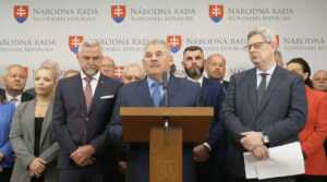 Hlasovanie o ústave sa má presunúť na september, tri poslanecké kluby žiadajú viac času – VIDEO