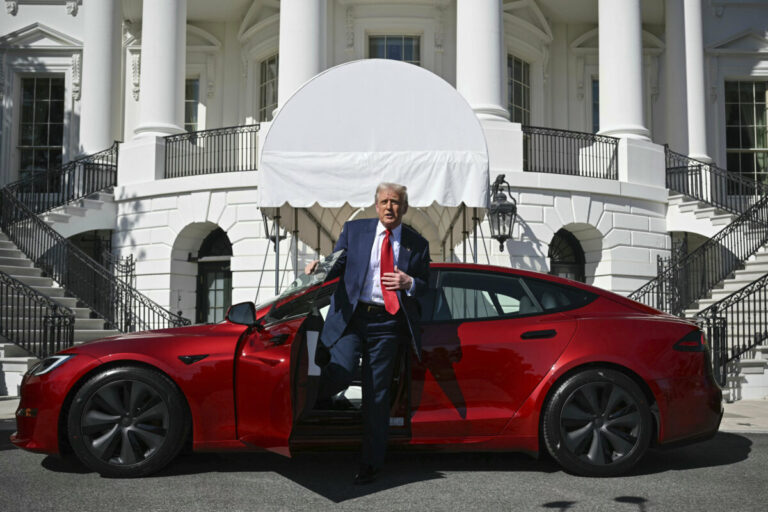 Trump možno predá Teslu, ktorú kúpil na podporu Muska 