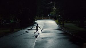 Zach Cregger prichádza s novým hororom Zbrane – oficiálny trailer naháňa zimomriavky