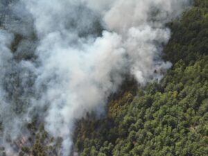 Pri požiari lesa v obci Richnave zasahujú hasiči aj vrtuľník ministerstva obrany – FOTO