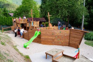 Na brehu Ružína otvorili nový rekreačný areál, dominuje mu drevená loď