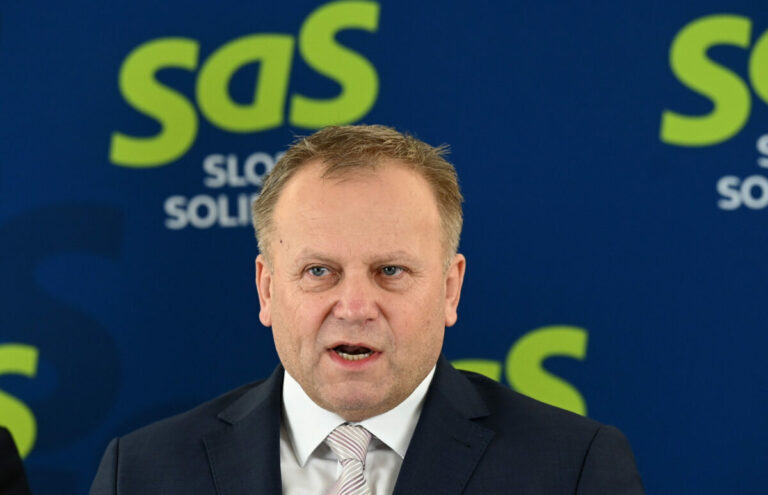 SaS kritizuje neúčasť koalície na výbore k zmrazeniu 200 miliónov eur pre samosprávy, Ledecký hovorí o facke pre celé Slovensko – VIDEO