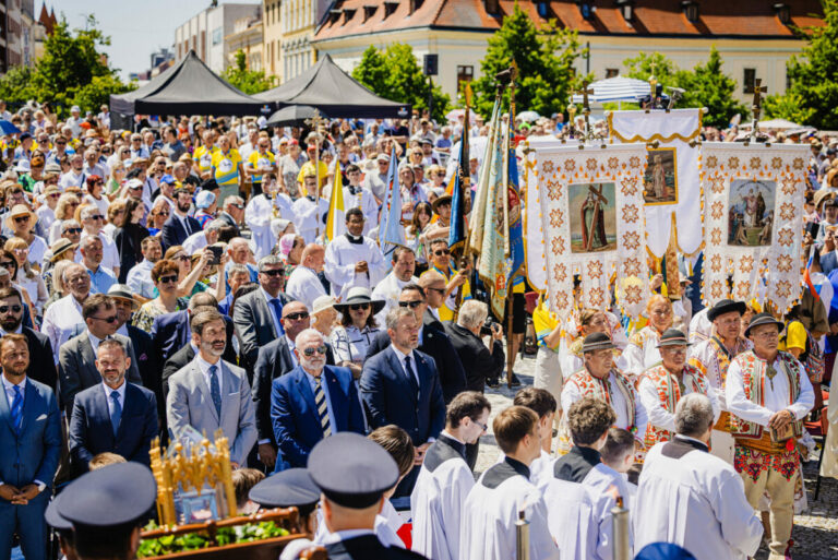 Tisíce pútnikov oslávili v Nitre vierozvestcov a 30. výročie návštevy Jána Pavla II – FOTO