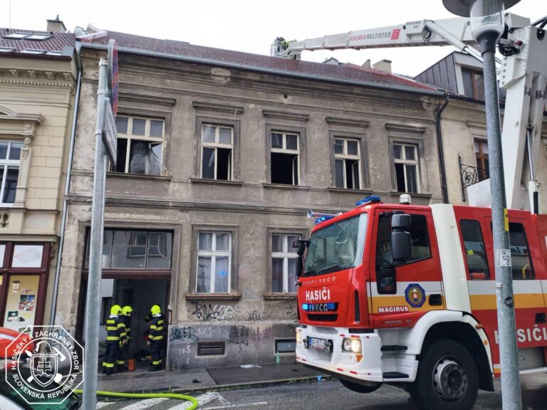 Pri požiari bytu v bratislavskom Starom Meste sa zranil jeden človek, predchádzal mu výbuch