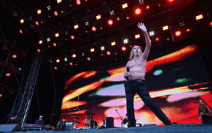 Top foto dňa (13. júl 2025): Iggy Pop na Pohode, rituál Hinduistu, imigračné razie, Chrám nebies