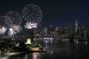 Top foto dňa (6. júl 2025): Beh býkov, lesné požiare, preteky F1, ohňostroj v New Yorku a slnčnice