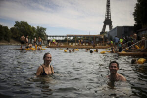 Top foto dňa (5. júl 2025): Plávanie na Seine, požiar, sprievod, obchod The Louis a Legoland