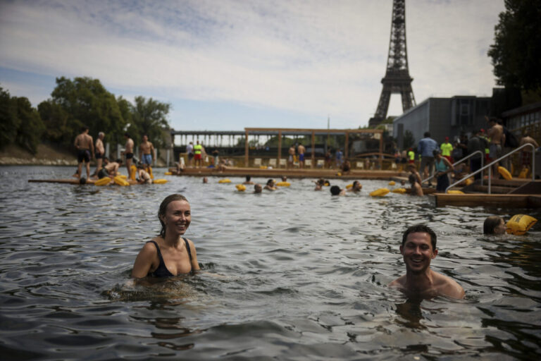 Top foto dňa (5. júl 2025): Plávanie na Seine, požiar, sprievod, obchod The Louis a Legoland