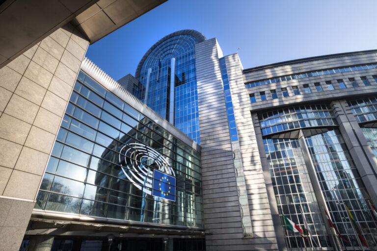 Poslanci sa potia. V dôsledku horúceho počasia sa v Európskom parlamente pokazila klimatizácia