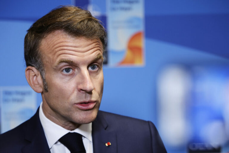 Macron po rozhovore s vládcom Ruska zatelefonoval Zelenskému