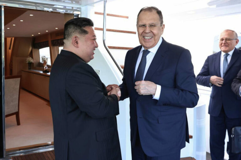 Minister zahraničných vecí Sergej Lavrov sa stretol so severokórejským vodcom Kim Čong-unom – FOTO