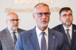Raši vyzýva na odblokovanie 200 miliónov eur pre samosprávy, varuje pred porušením dohody s Úniou – VIDEO, FOTO