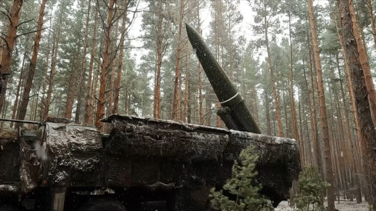Putin hneď po telefonáte s Trumpom na Ukrajinu vypálil rekordných 550 dronov a rakiet