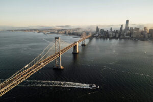 Top foto dňa (14. júl 2025): Pohľad na San Francisco, požiar v Grand Canyon a venčenie korytnačky