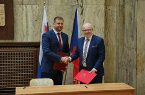 Slovenskí a českí záchranári budú môcť zasahovať za hranicami, Šaško a Válek podpísali rámcovú dohodu – VIDEO, FOTO