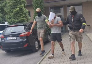 Polícia zadržala 24-ročného muža podozrivého z útoku nožom. Teraz už čelí obvineniu z pokusu o vraždu – VIDEO