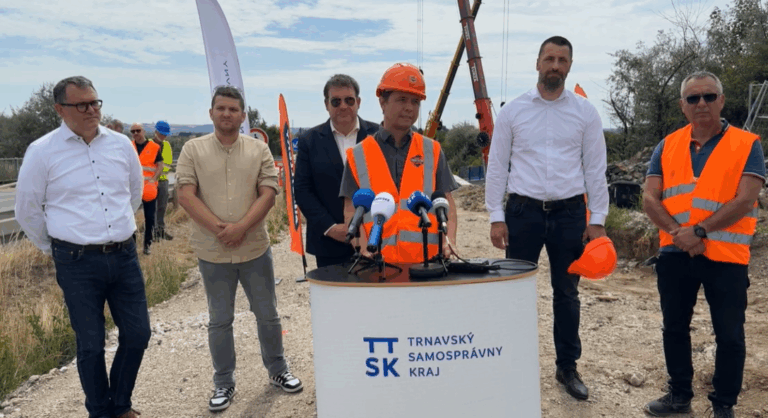 Nad diaľnicou D1 v okrese Trnava montujú nový cyklomost, bude súčasťou cyklotrasy zo Zavara k automobilke Stellantis – VIDEO